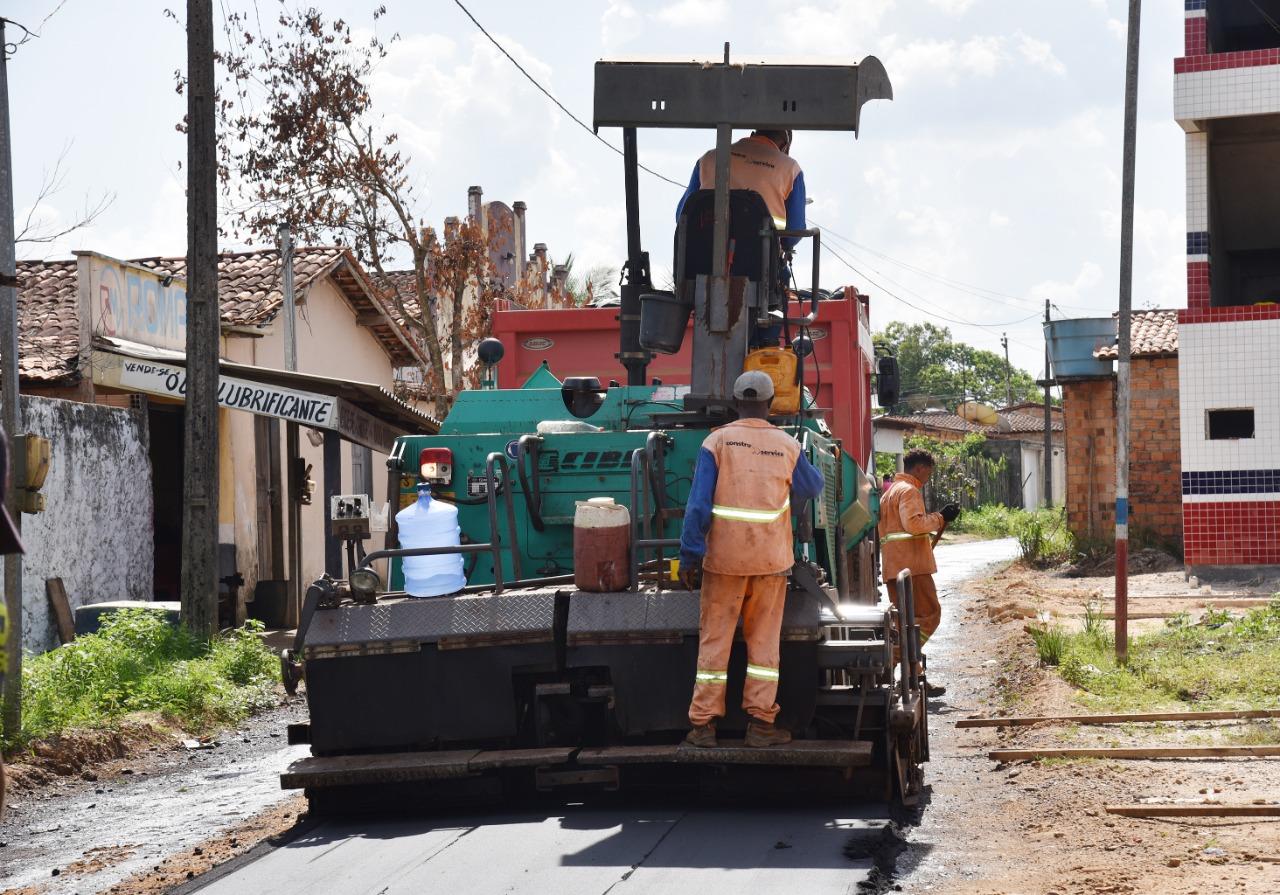 Asfalto em Chega Tudo; Junior Garimpeiro e Moab Carrias acompanhando tudo bem de perto