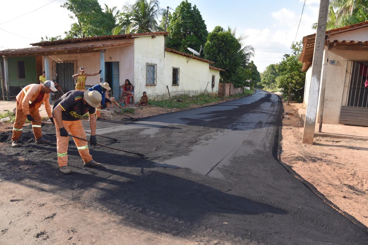 Asfalto em Chega Tudo; Junior Garimpeiro e Moab Carrias acompanhando tudo bem de perto