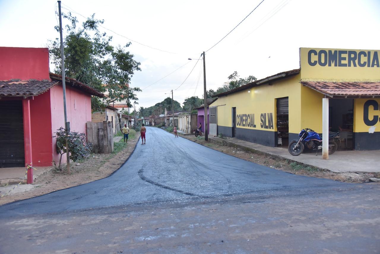 Asfalto em Chega Tudo; Junior Garimpeiro e Moab Carrias acompanhando tudo bem de perto