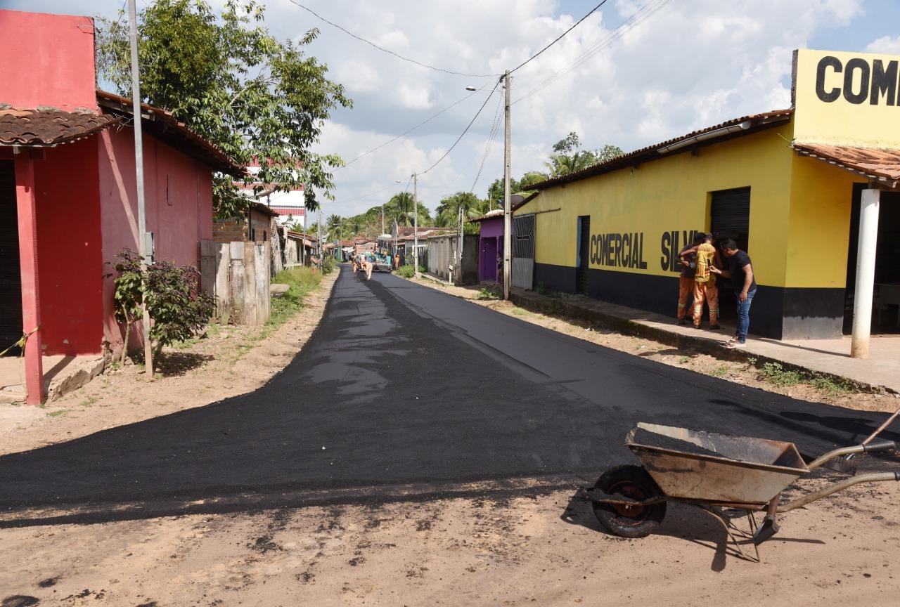 Asfalto em Chega Tudo; Junior Garimpeiro e Moab Carrias acompanhando tudo bem de perto