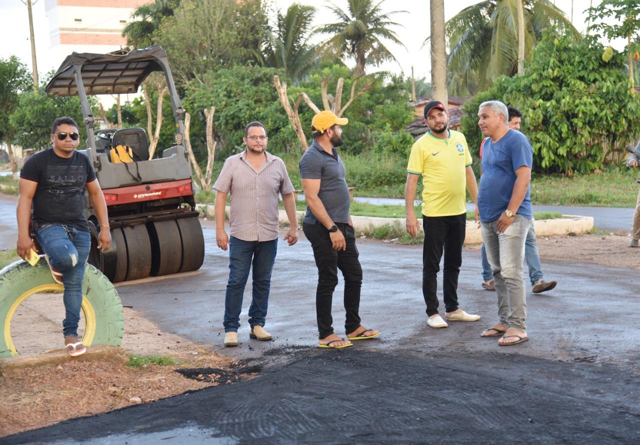 Asfalto em Chega Tudo; Junior Garimpeiro e Moab Carrias acompanhando tudo bem de perto