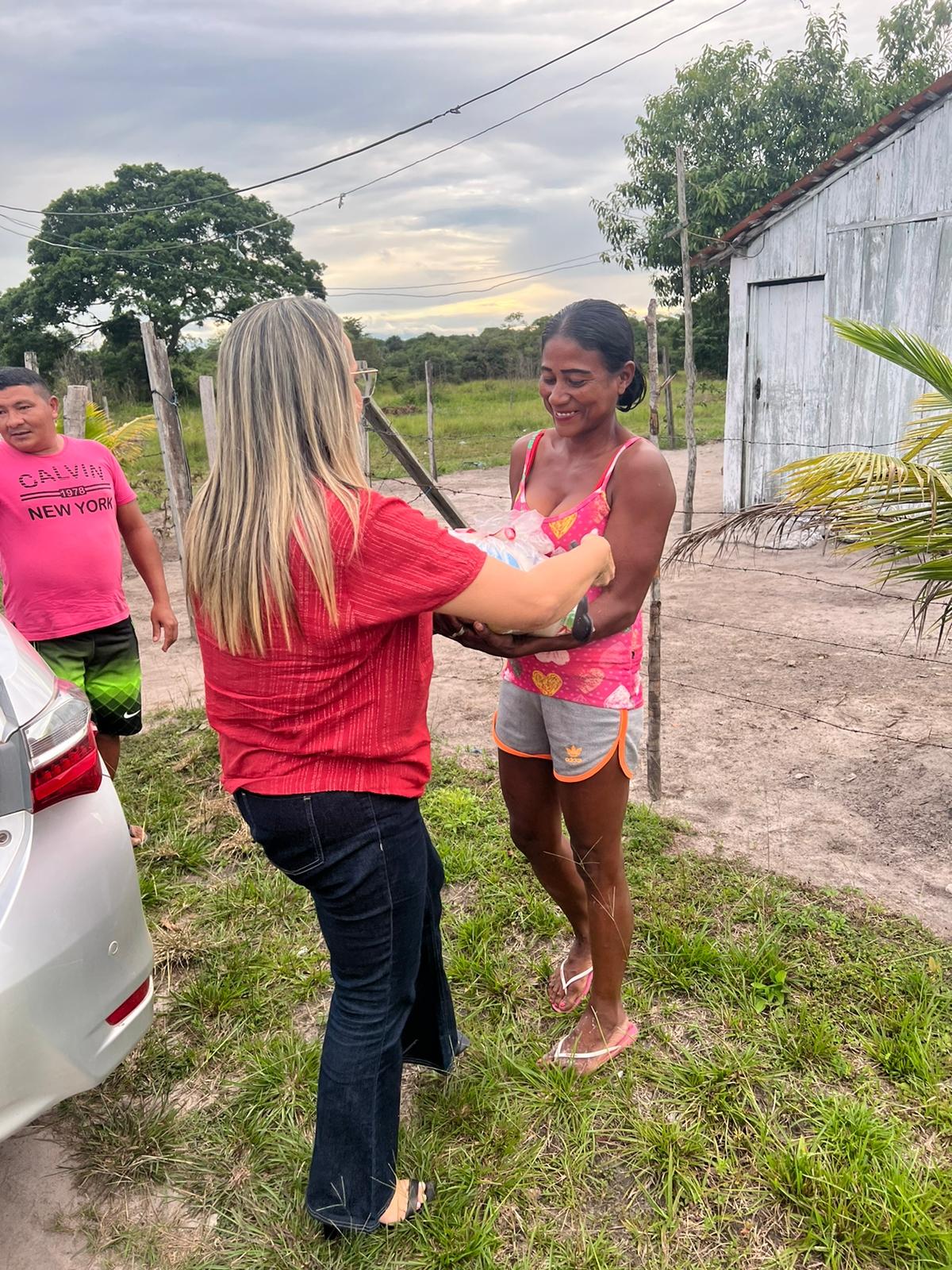 Raiana Kleia realiza um Natal de amor ao próximo