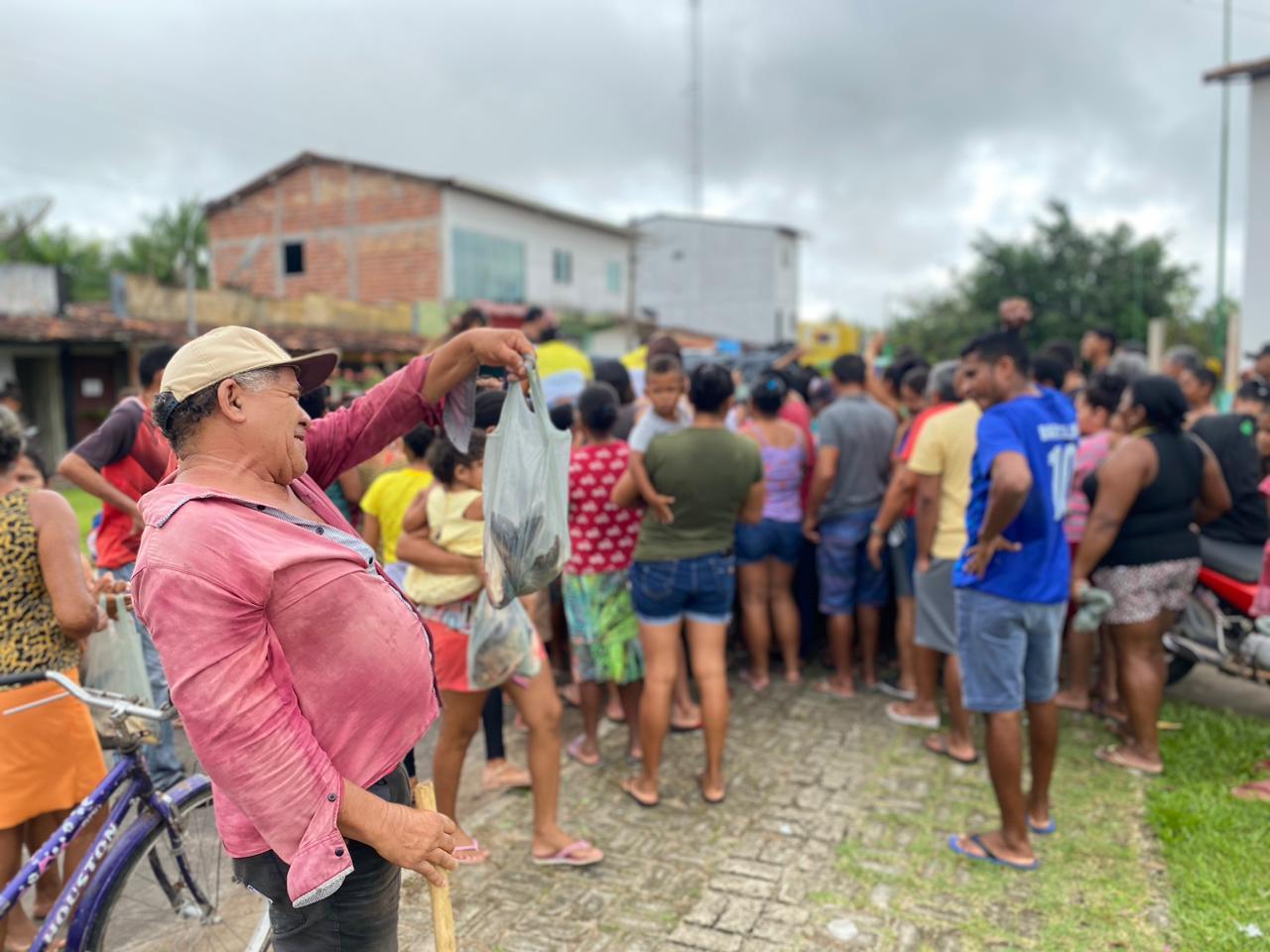 Toneladas de peixes distribuídas pela Prefeitura de Centro Novo; Alimento na Mesa de quem precisa