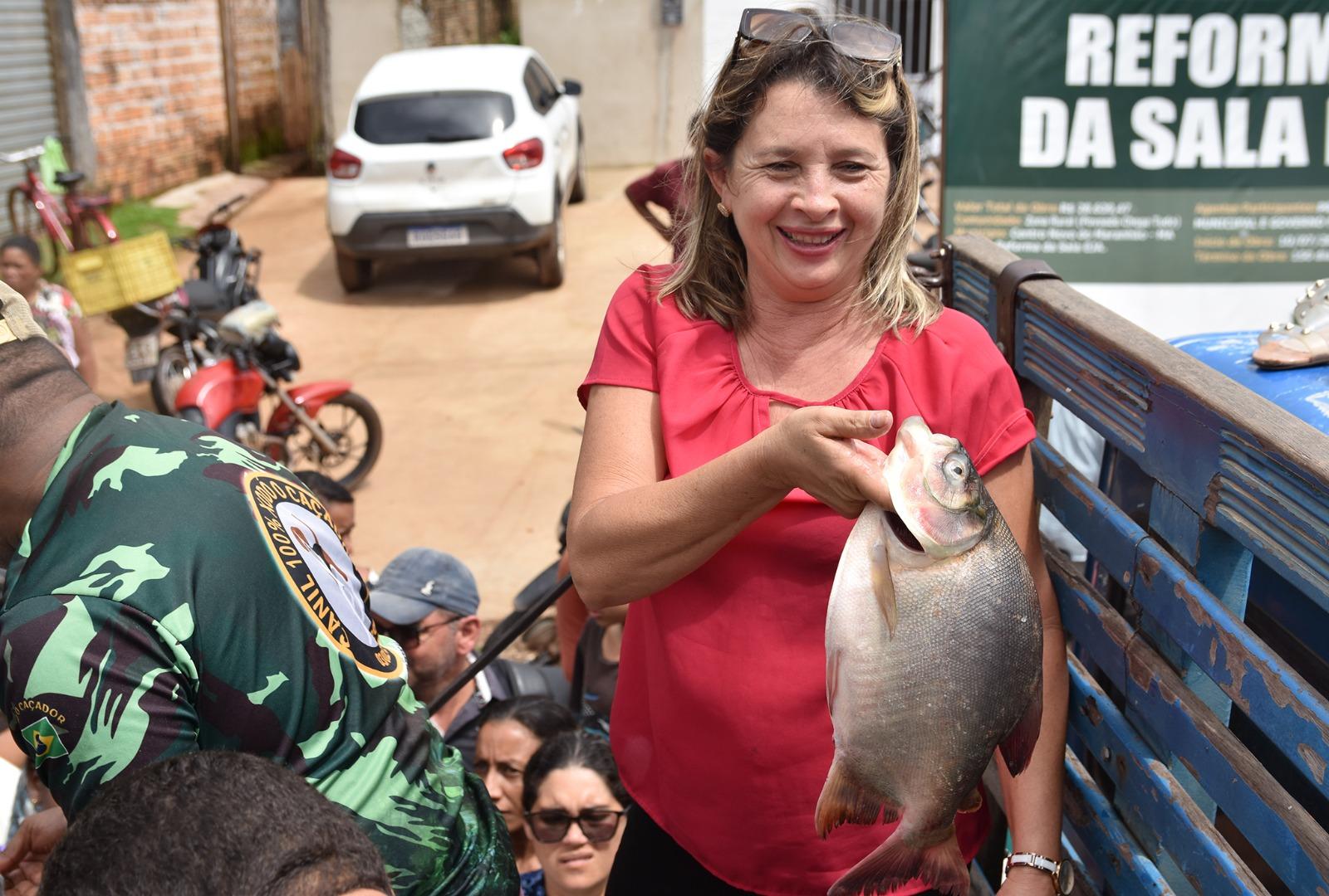 Toneladas de peixes distribuídas pela Prefeitura de Centro Novo; Alimento na Mesa de quem precisa