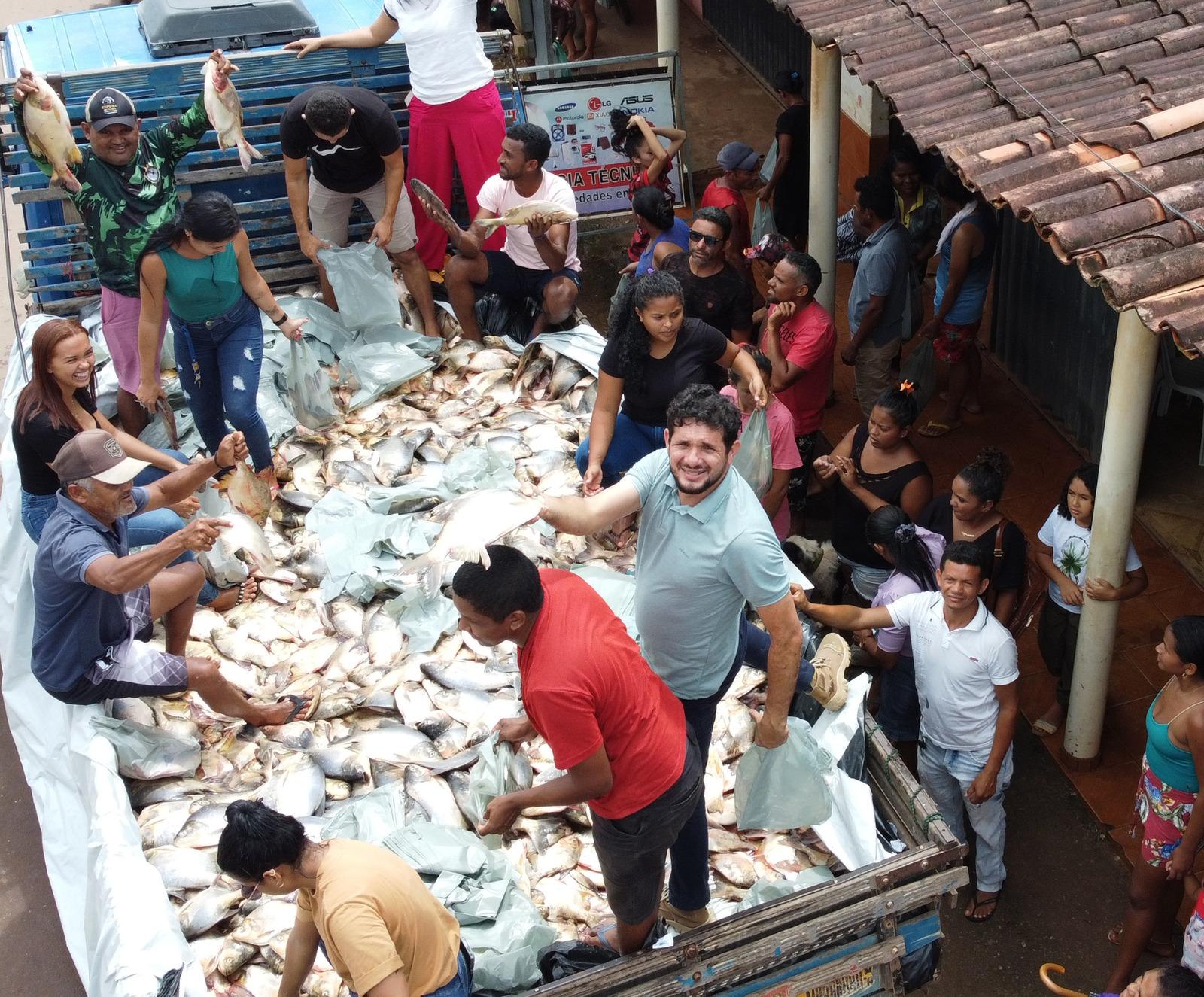 Toneladas de peixes distribuídas pela Prefeitura de Centro Novo; Alimento na Mesa de quem precisa