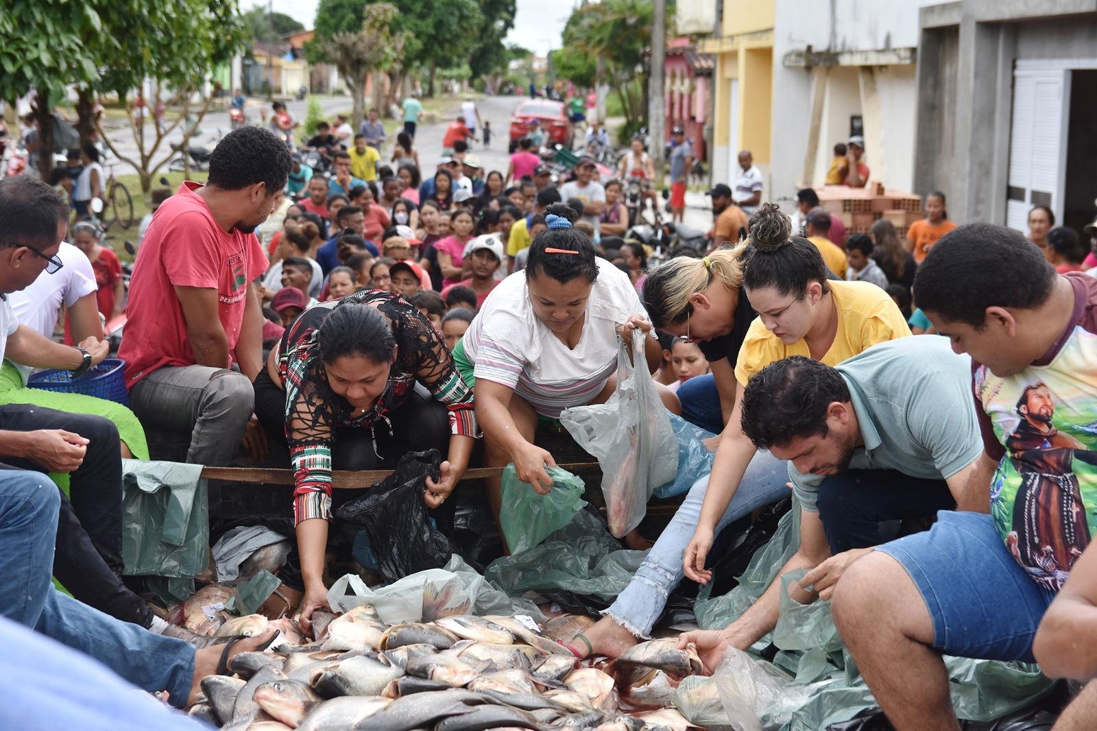 Toneladas de peixes distribuídas pela Prefeitura de Centro Novo; Alimento na Mesa de quem precisa