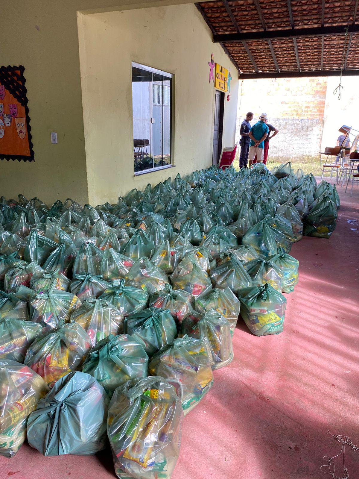 Antonio Filho distribui peixes e castas básicas ao povo de Junco do Maranhão