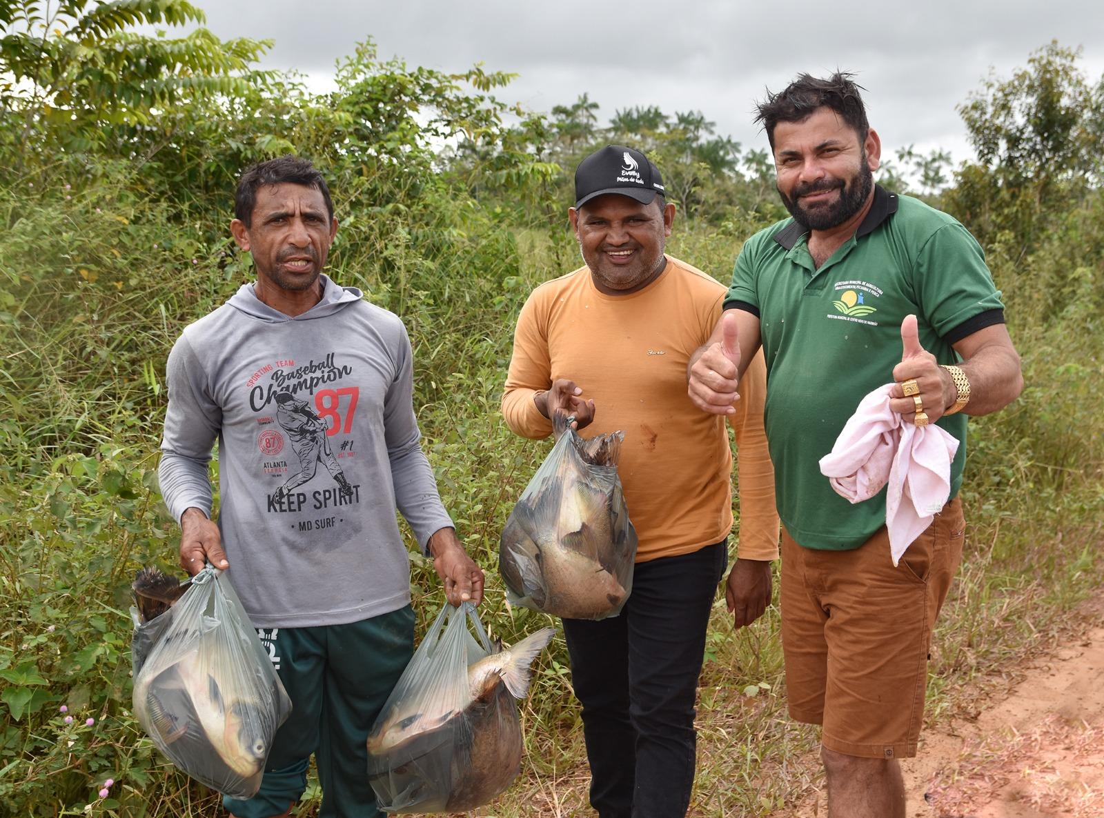 Junior Garimpeiro pesca e distribui peixes em Centro Novo