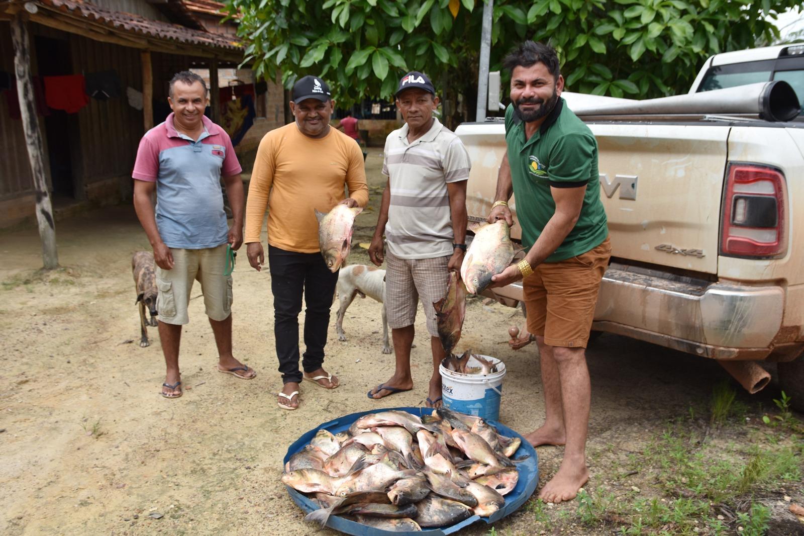 Junior Garimpeiro pesca e distribui peixes em Centro Novo