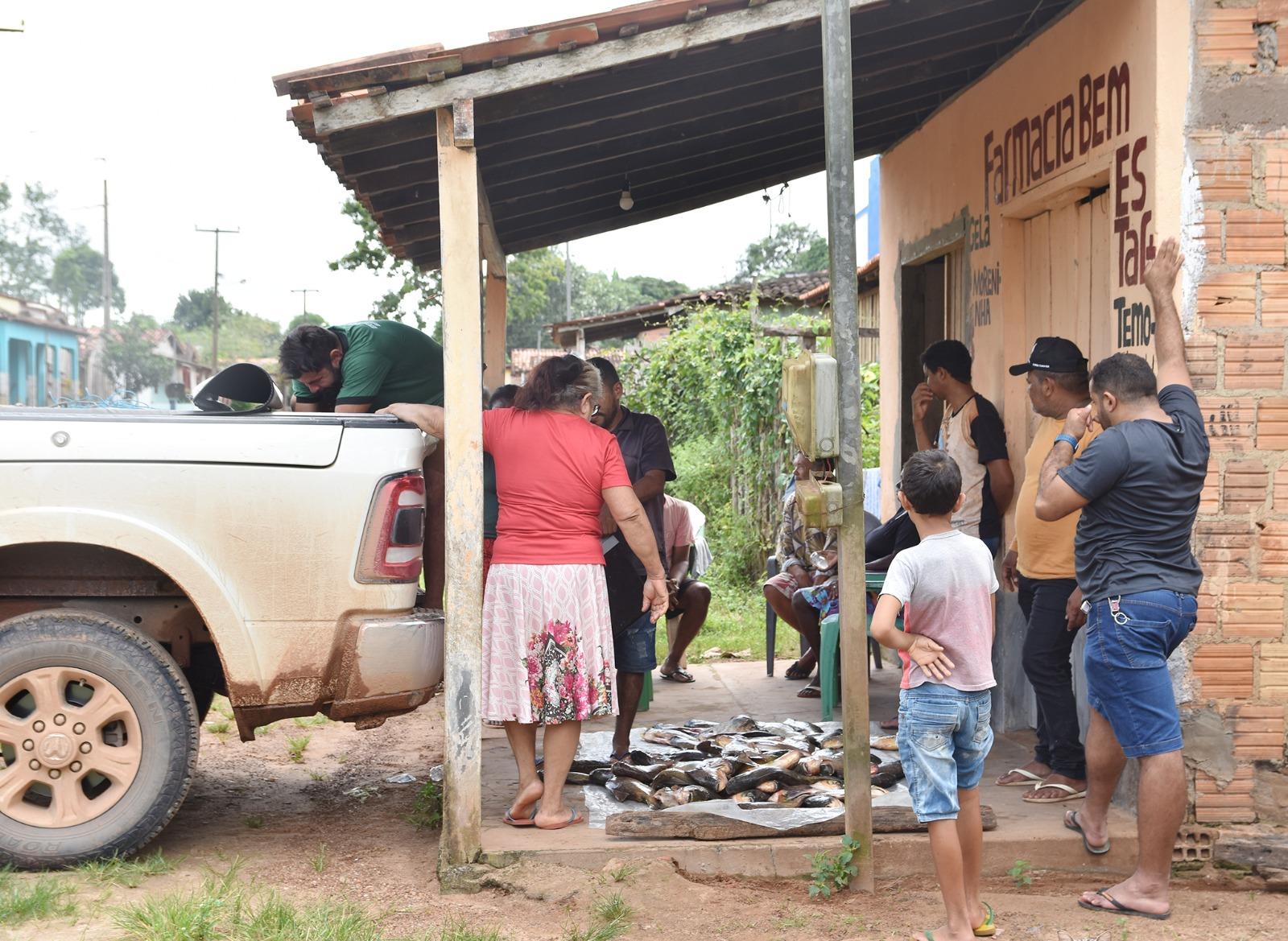 Junior Garimpeiro pesca e distribui peixes em Centro Novo