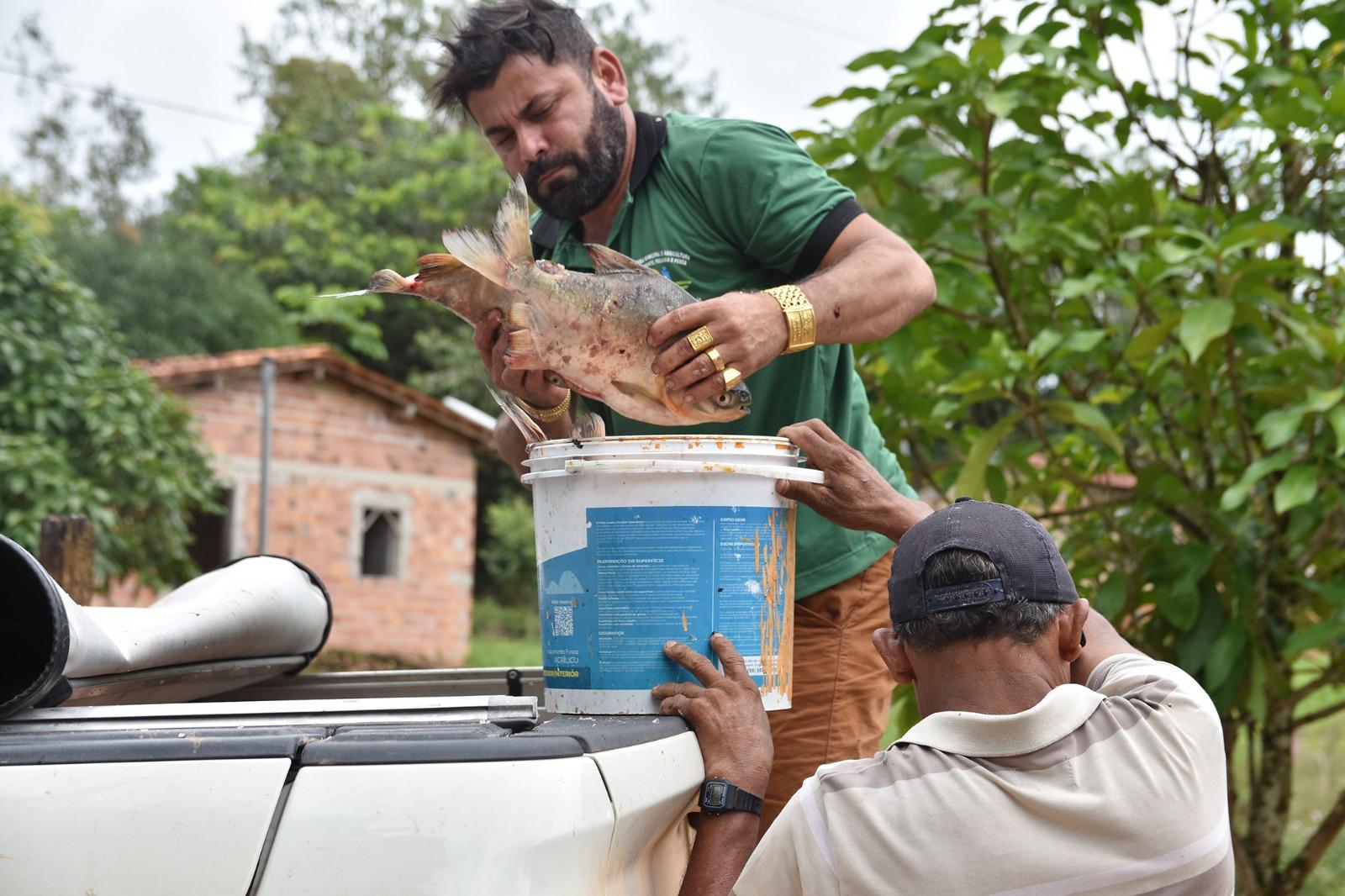 Junior Garimpeiro pesca e distribui peixes em Centro Novo